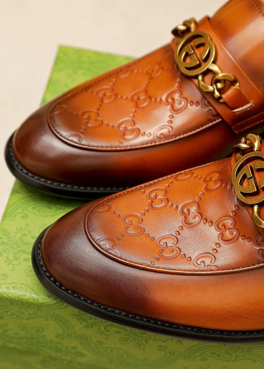 Men's shoes 💰400 💐 Product trademark: GUCCI "Gucci" casual leather shoes Regular size: 39-44 (38.45.46🉑️Customized) Product materials: Selected imported first-layer calfskin embossed upper + original hardware buckle, imported 🐑 sheepskin lining. Strong three-dimensional visual effect, combined outsole Color: 2⃣️colors available